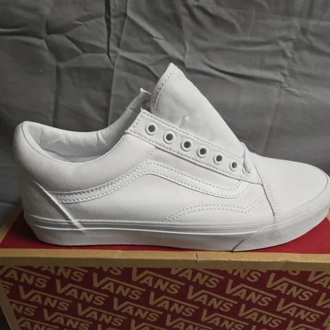 BOXED PAIR OF OLD SKOOL VANS - UK SIZE 8
