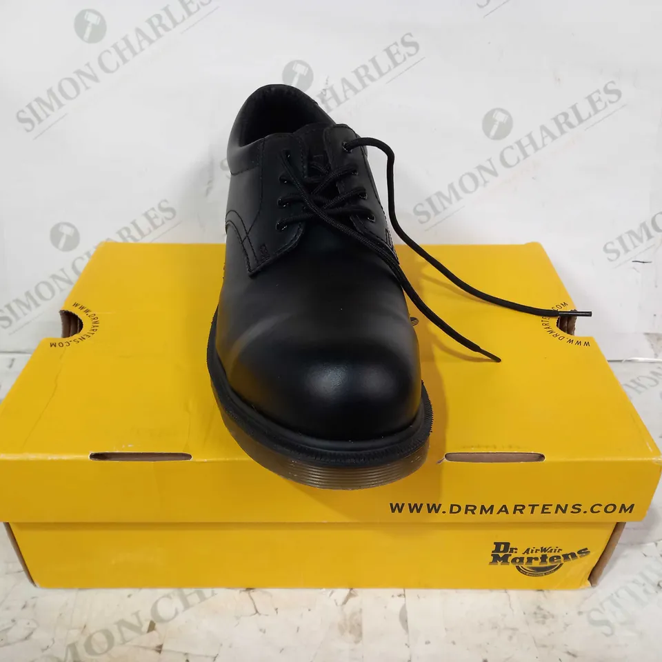 BOXED PAIR OF DR MARTENS LACE UP SHOES IN BLACK UK SIZE 10