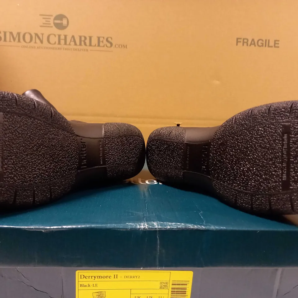 BOXED PAIR OF HOTTER BLACK BOOTS - SIZE 6.5