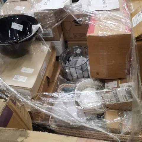 PALLET CONTAINING ASSORTED CATERING SUPPLIES INCLUDING BASKETS, GLASSWARE & 3 PIECE BUFFET RISER SYSTEM