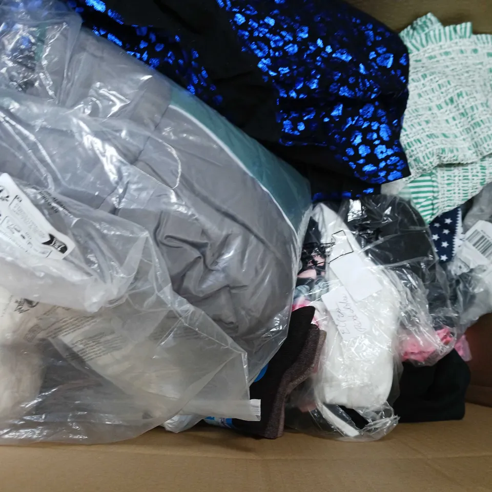 BOX OF APPROXIMATELY 20 ASSORTED CLOTHING ITEMS TO INCUDE - SOCKS, JUMPERS , T-SHIRTS , TROUSERS,ECT 