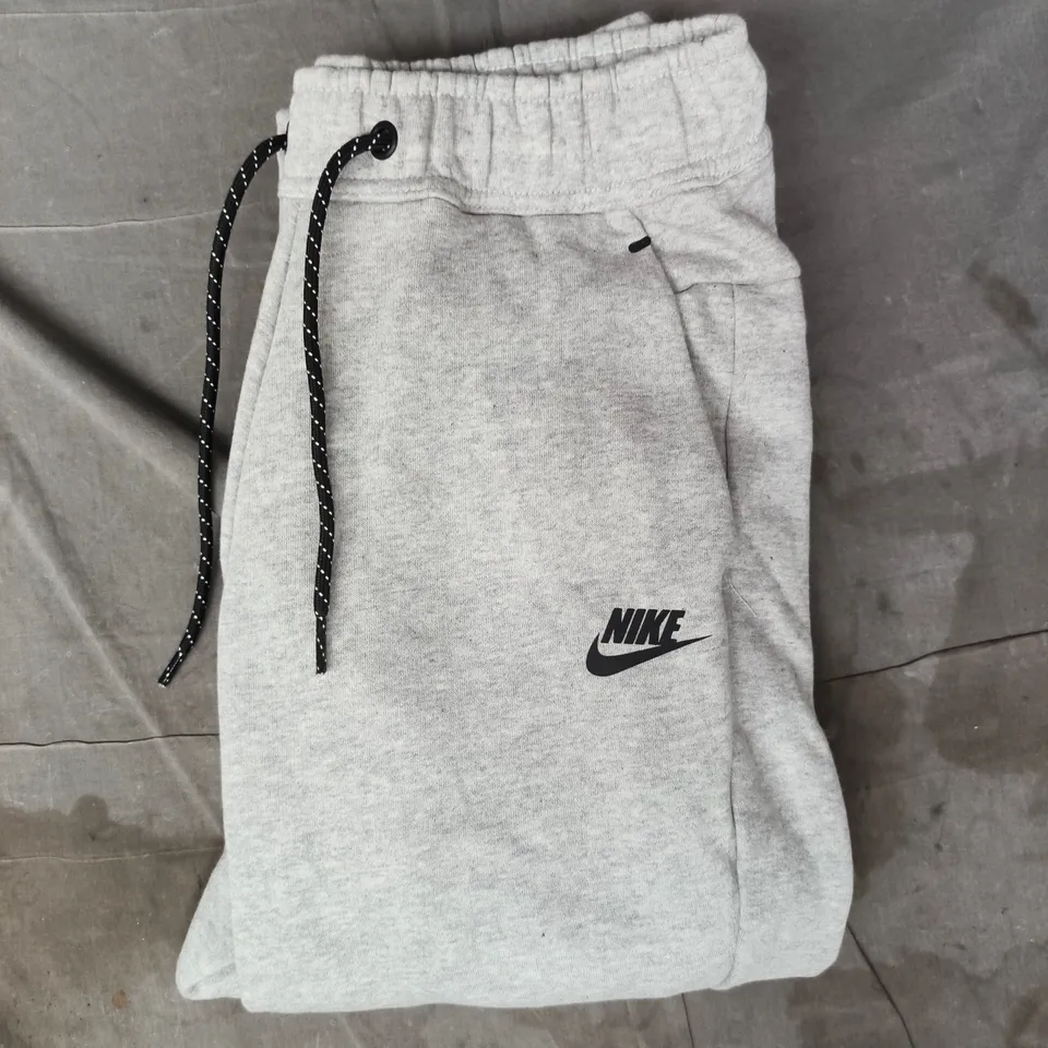 NIKE SWEATPANTS IN LIGHT GREY SIZE MEDIUM
