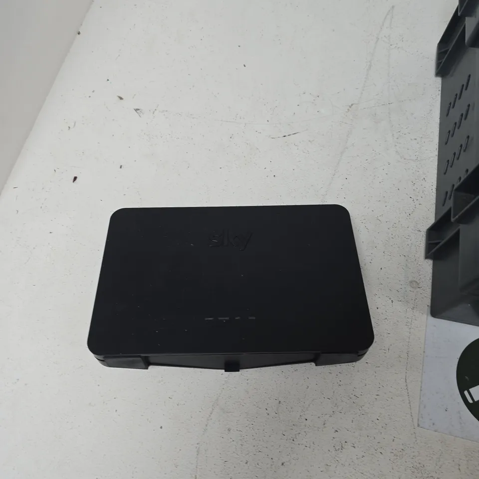 TOTE OF APPROXIMATELY 8 ASSORTED ITEMS TO INCLUDE: SKY ROUTER