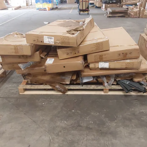 PALLET CONTAINING A LARGE ASSORTMENT OF GARDEN FURNITURE PARTS