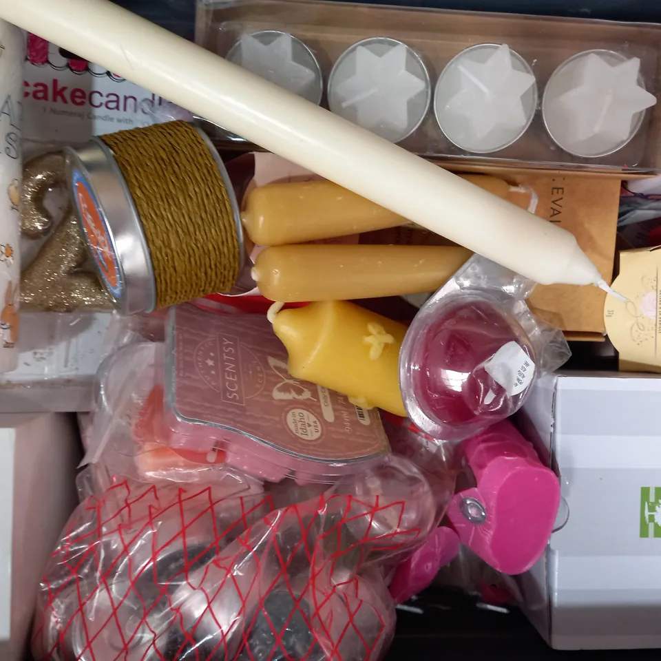 LOT OF APPROXIMATELY 10 ASSORTED HOUSEHOLD ITEMS TO INCLUDE SCENTSY PINK COTTON WAX MELT, 25 FROSTED CHERRY TEALIGHTS, SANDWICK BAY CANDLES, ETC