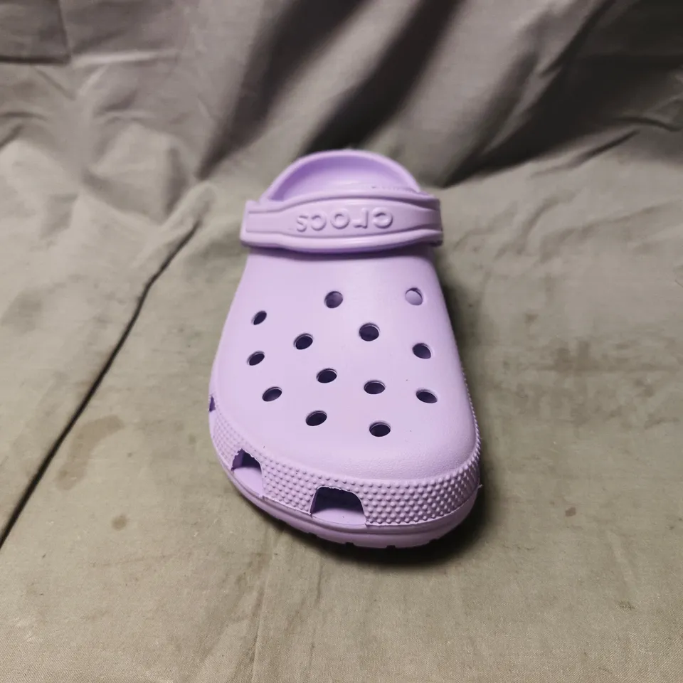 BOXED PAIR OF CROCS CLASSIC CLOGS IN LILAC SIZE UK M7/W8