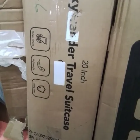 BOXED LUGG SKYWANDER TRAVEL SUITCASE 