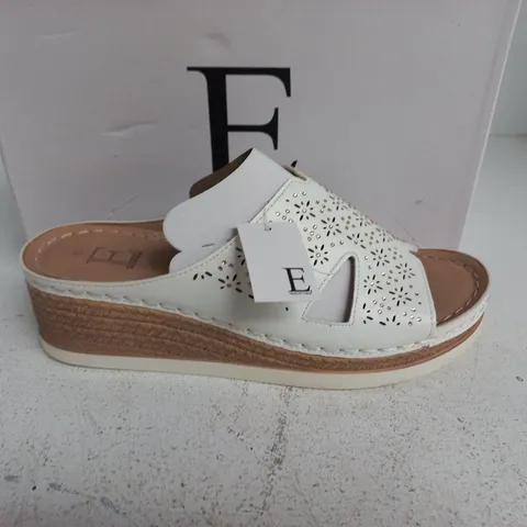 BOXED E SHOES BY EMMA UDAIPUR WHITE WEDGE SANDALS – UK SIZE 6