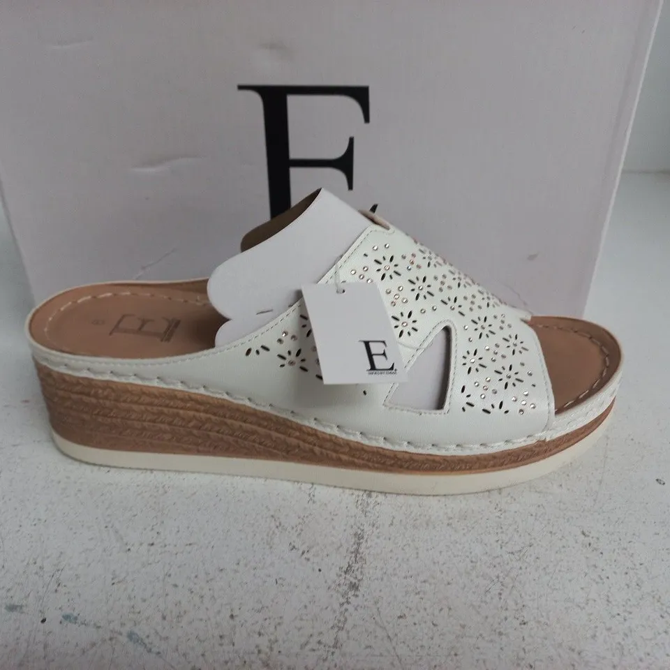 BOXED E SHOES BY EMMA UDAIPUR WHITE WEDGE SANDALS – UK SIZE 6