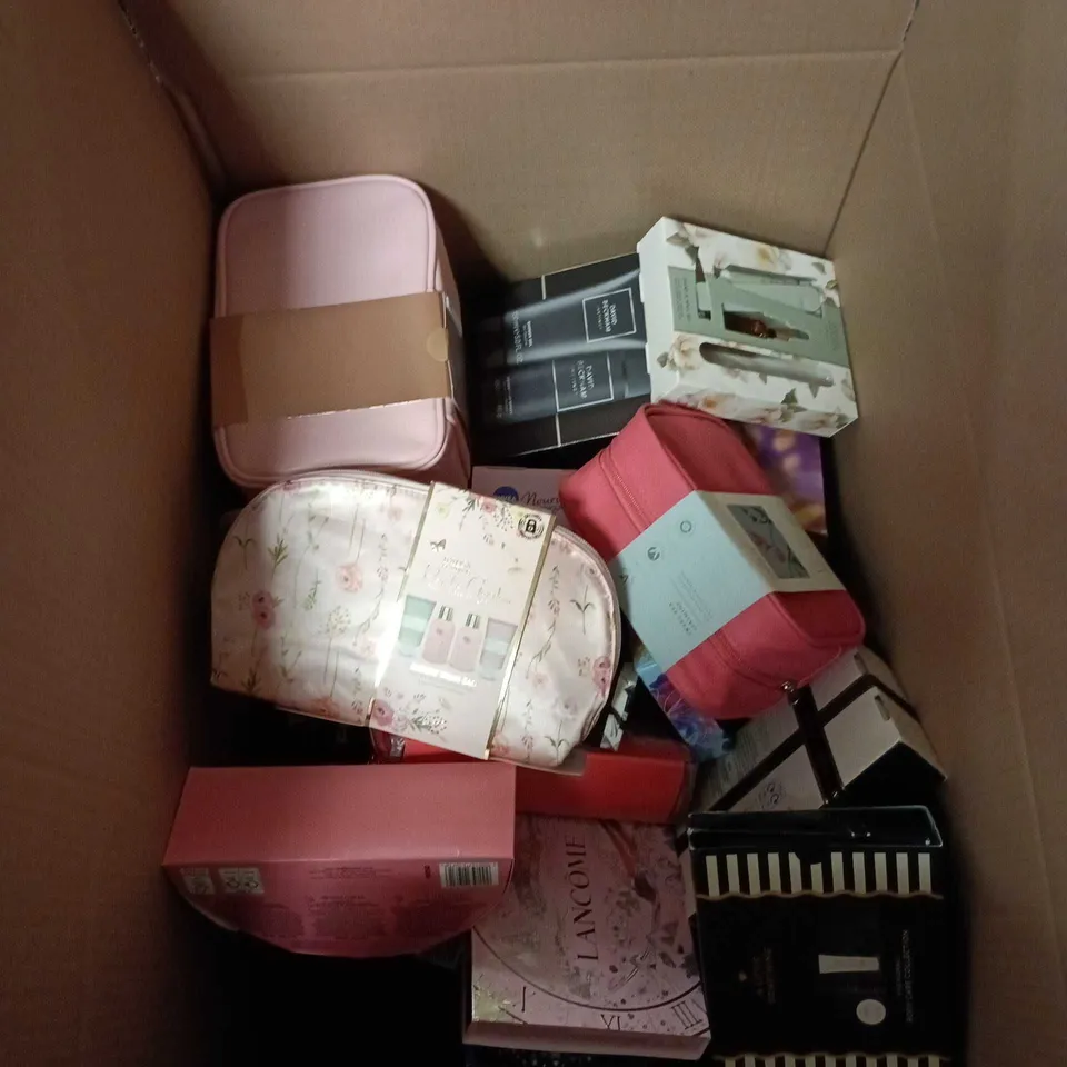 BOX OF APPROXIMATELY 25 ASSORTED COSMETIC ITEMS/BOX SETS TO INCLUDE DAVID BECKHAM, LYNX, SOAP AND GLORY, BAYLIS AND HARDING, SERENITY COLLECTION ETC