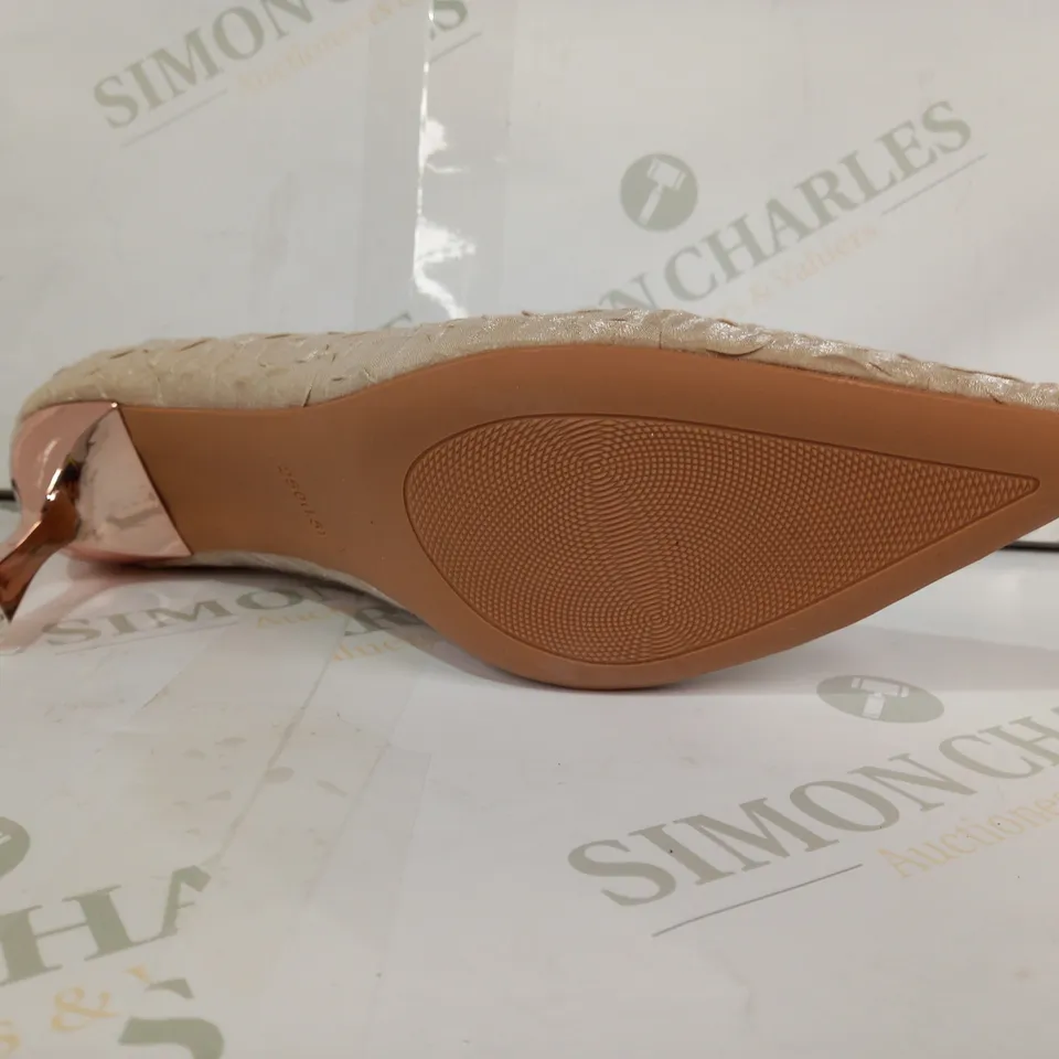 PAIR OF DESIGNER POINTED TOE SLIP-ON HEELS IN BEIGE W. ROSE GOLD EFFECT HEEL EU SIZE 40