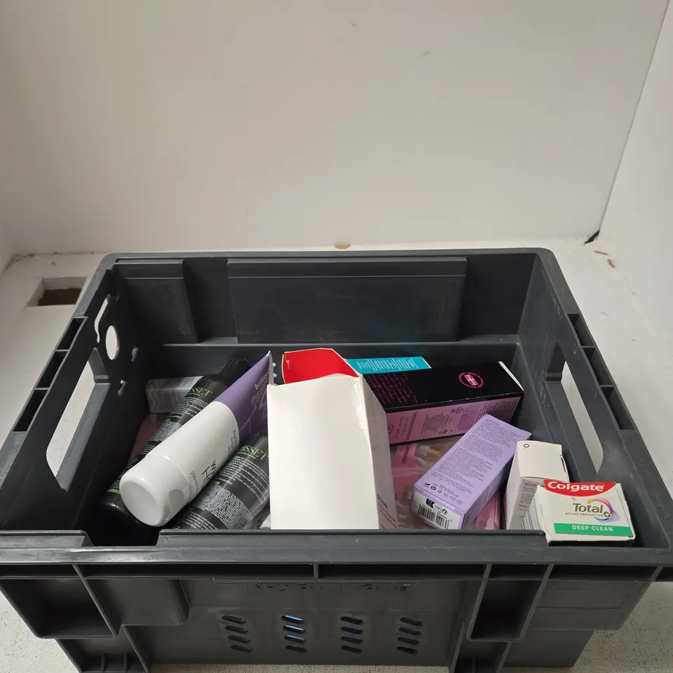 TOTE OF APPROXIMATELY 10 ASSORTED BEAUTY PRODUCTS INCLUDING STWD CHILLED BANANA EAU DE PARFUM, AKT THE DEODORANT BALM AND COLGATE TOTAL TOOTHPASTE