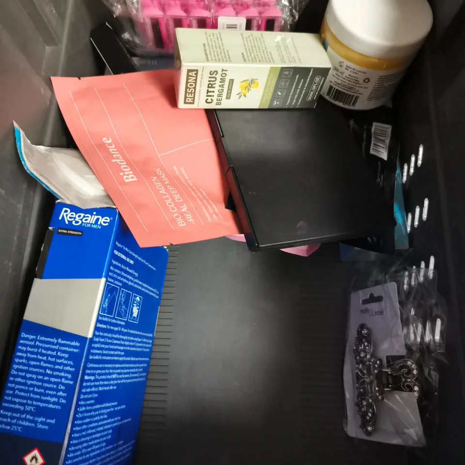 APPROXIMATEY 20 ASSORTED HEALTH AND BEAUTY PRODUCTS TO INCLUDE - ELEMIS PRO COLLAGEN MARINE CREAM - HEAD & SHOULDERS 2IN1 - VICHY ONE STEP CLEANSER - ETC