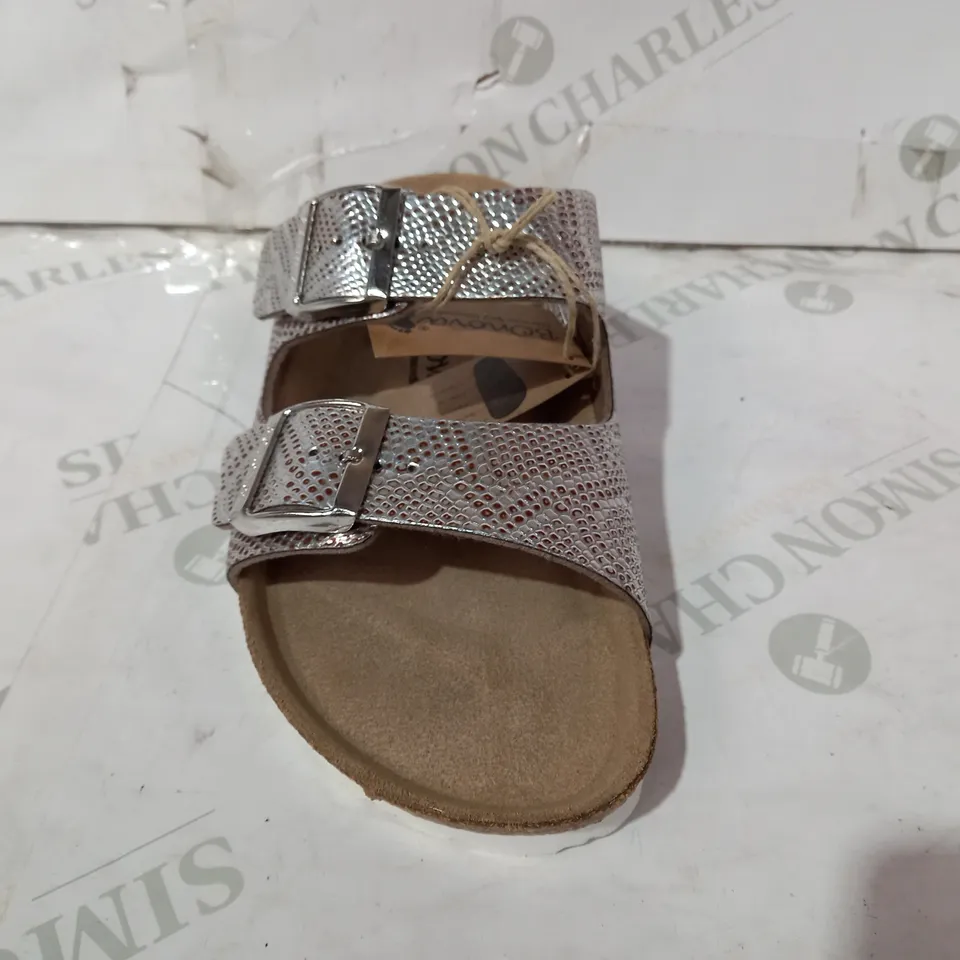 BOXED PAIR OF BONOVA SNAKE DOUBLE STRAP FOOTBED SANDALS IN SILVER EFFECT SNAKE SKIN PATTERN UK SIZE 8