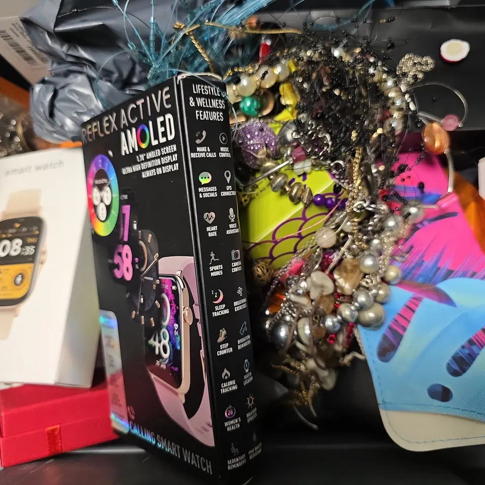 APPROXIMATELY 16 ASSORTED JEWELLERY ITEMS TO INCLUDE - WATCH , NECKLACE , BRACELET ETC