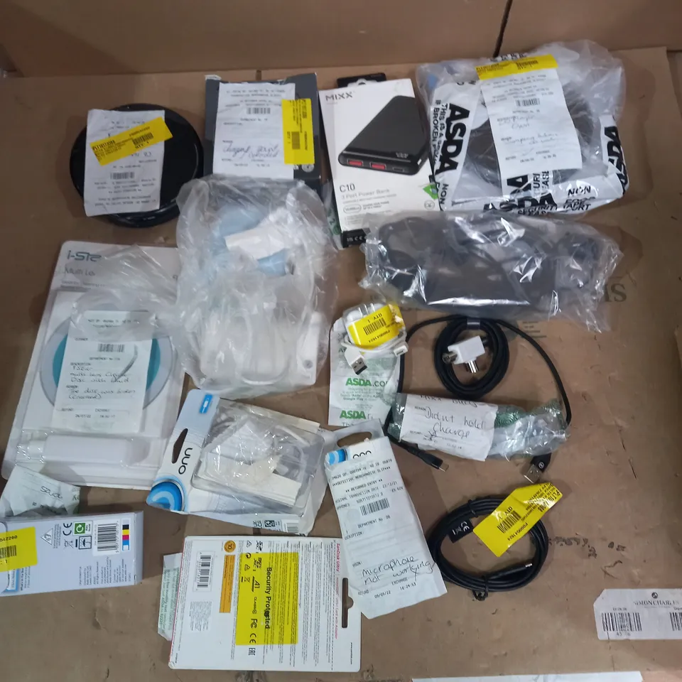 LOT OF APPROX 15 ASSORTED TECH TO INCLUDE EARPHONES, POWER BANKS, CD PLAYERS ETC