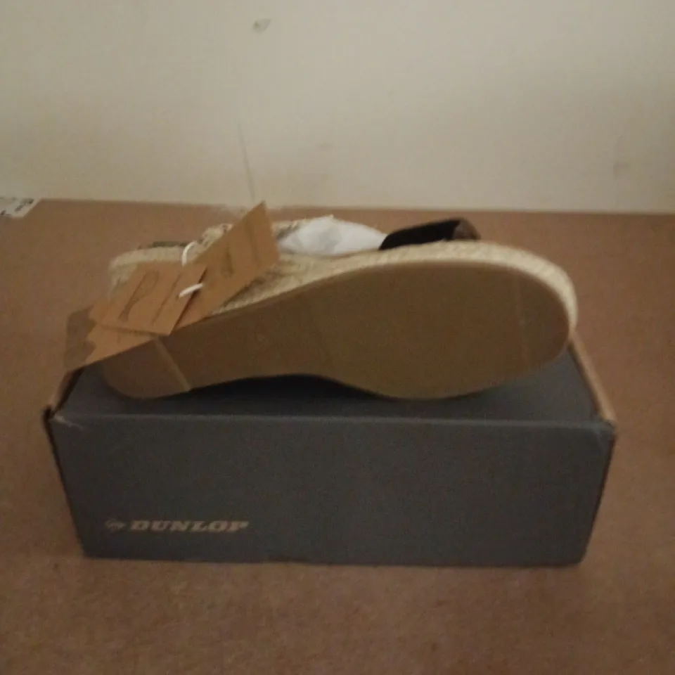 BOXED PAIR OF DUNLOP GIANA SANDALS IN BEIGE/BLACK - UK 6