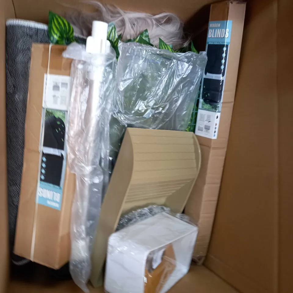 BOX TO CONTAIN APPROX 15 X ASSORTED HOUSEHOLD PRODUCTS. INCLUDES WASHING MACHINE DOOR SEAL, LARGE SPORTS CARRY BAG, MUSCLE TONER, TRAVEL BOOK ETC 