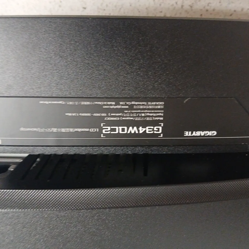 GIGABYTE CURVED COMPUTER MONITOR POWERS ON VISIBLE DAMAGE