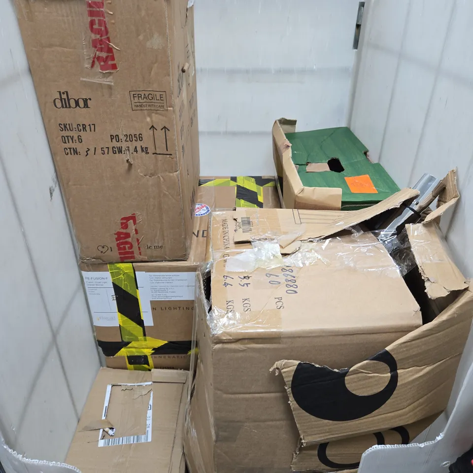 CAGE OF APPROXIMATELY 5 ASSORTED HOUSEHOLD ITEMS TO INCLUDE FESTIVE DECORATIVE GARLAND, ETC