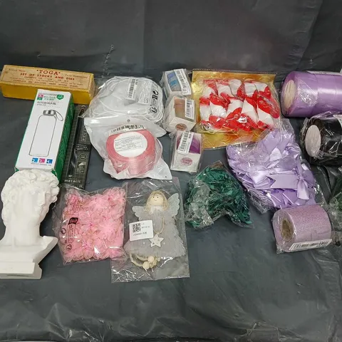 APPROXIMATELY 12 ASSORTED ITEMS TO INCLUDE - METACIL, RIBBON, AND FAIRY HANGING DECOR ETC. 