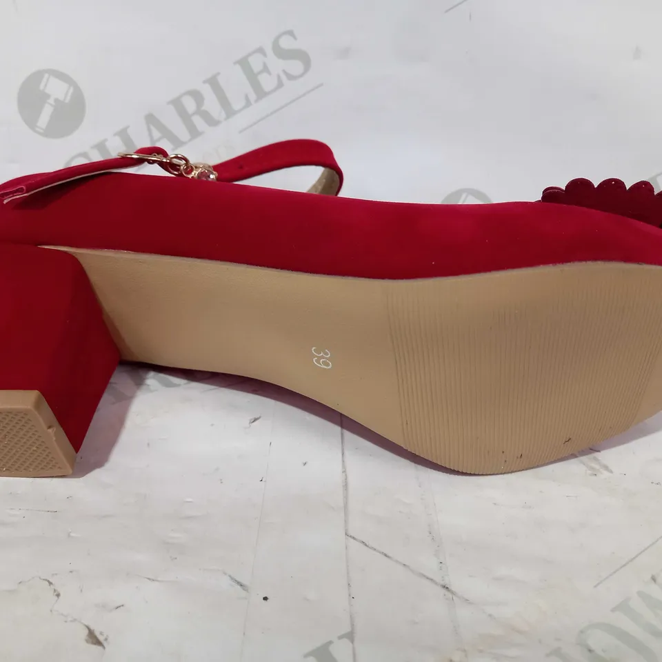 BOXED PAIR OF DESIGNER FAUX SUEDE CLOSED TOE BLOCK HEELS IN RED EU SIZE 39