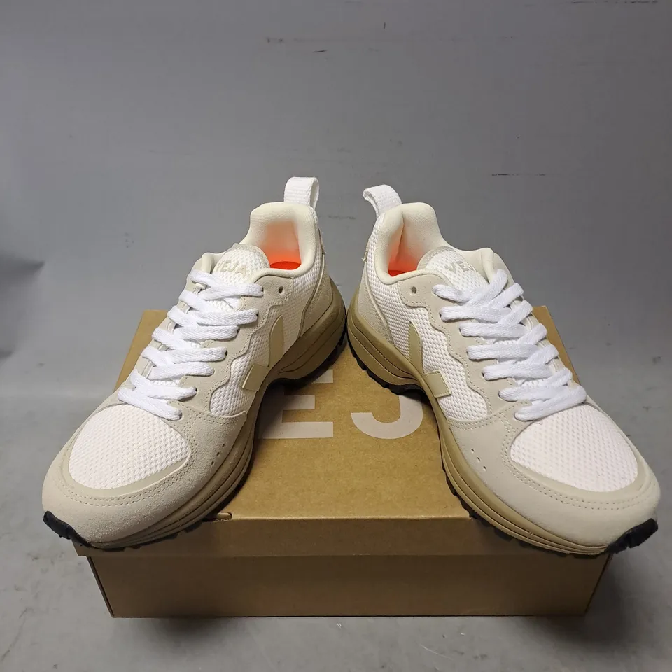 BOXED PAIR OF VEJA VENTURE 2 TRAINERS IN WHITE MULTI SIZE 5