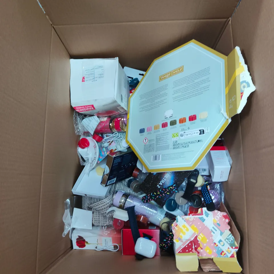 BOX OF APPROXIMATELY 20 ASSORTED ITEMS TO INCLUDE: ROSE TABLE LAMP AND MI AMOR PARFUM