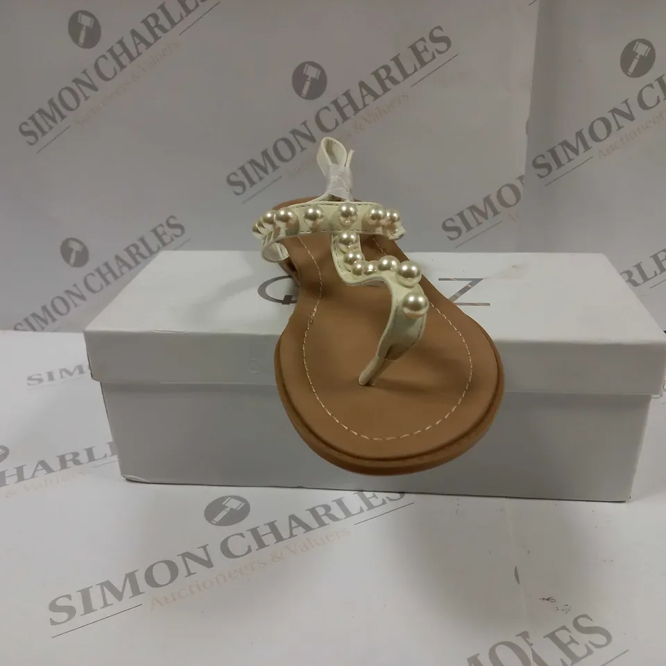 BOXED PAIR OF QUIZ FLAT SANDALS UK SIZE 7 