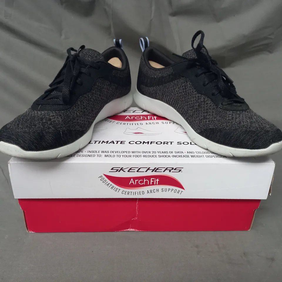 BOXED PAIR OF SKECHERS ARCH FIT TRAINERS IN BLACK SIZE 3.5