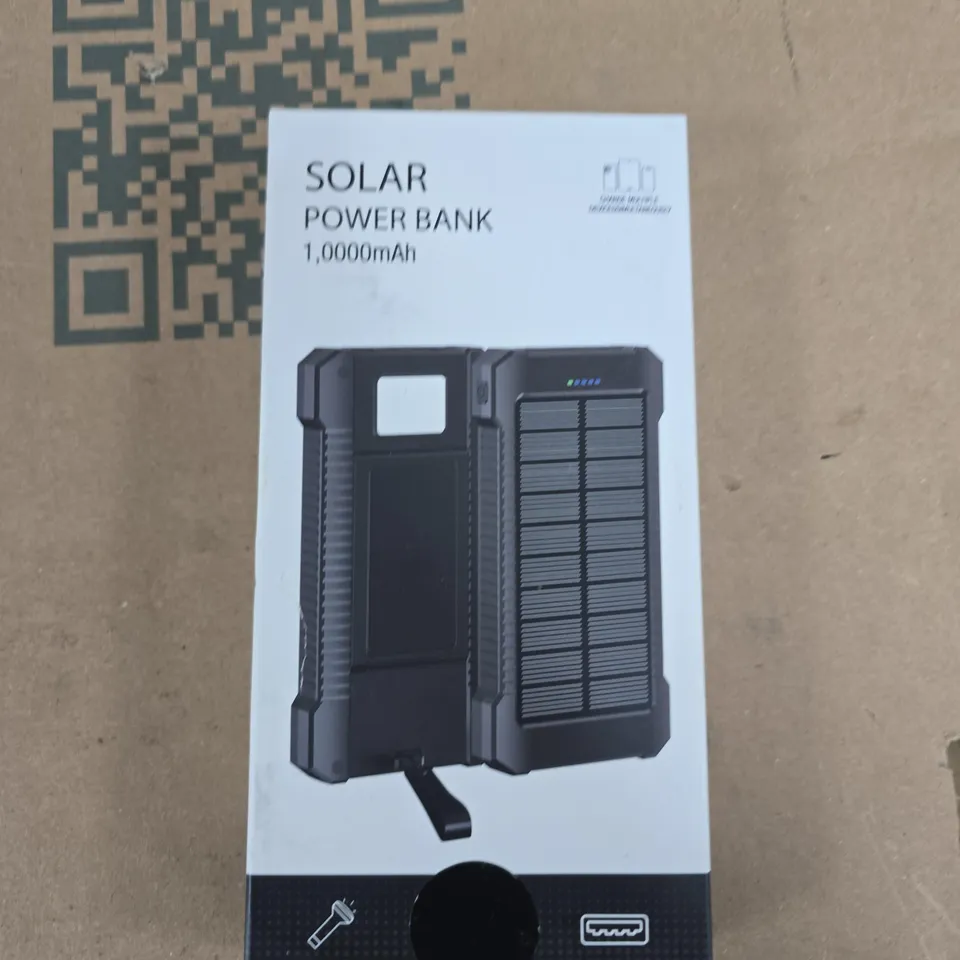 BOX OF APPROXIMATELY 15 ASSORTED ITEMS TO INCLUDE: SOLAR POWER BANK