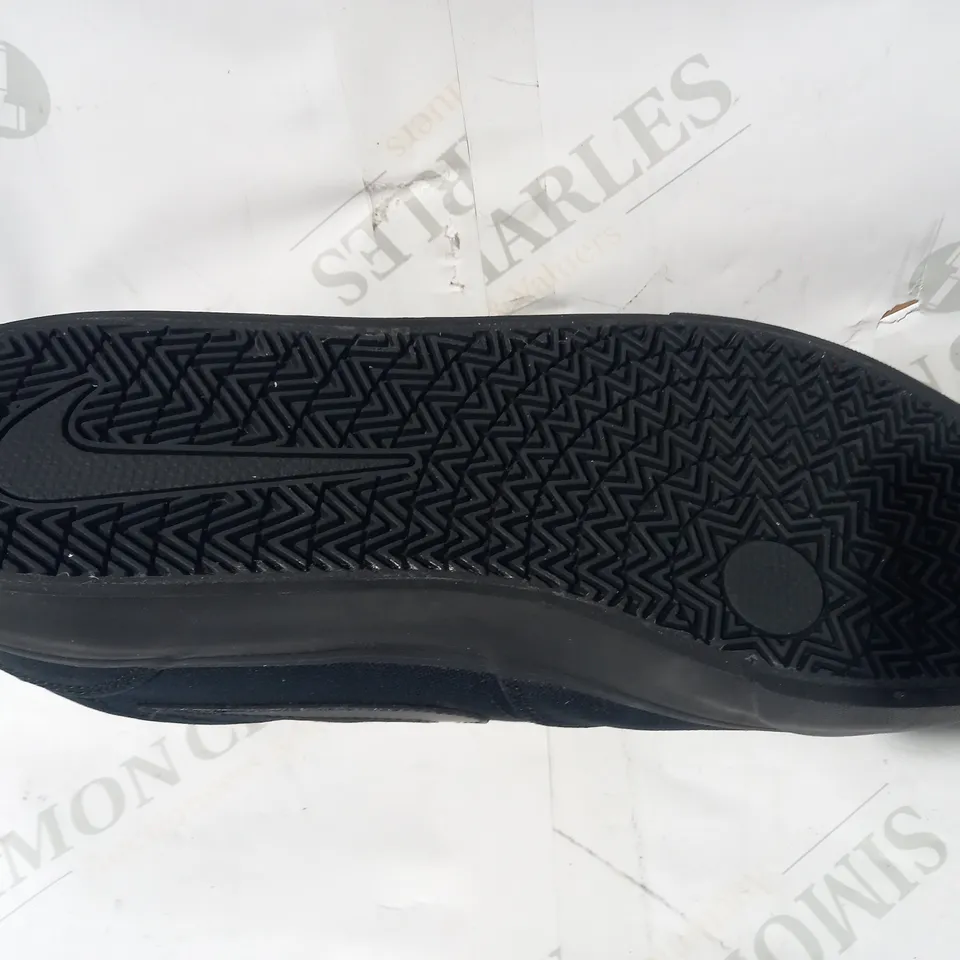 BOXED PAIR OF DESIGNER TRAINERS IN THE STYLE OF NIKE IN BLACK UK SIZE 12