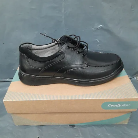 BOXED PAIR OF COMFY STEPS LACE UP SHOES IN BLACK - 10