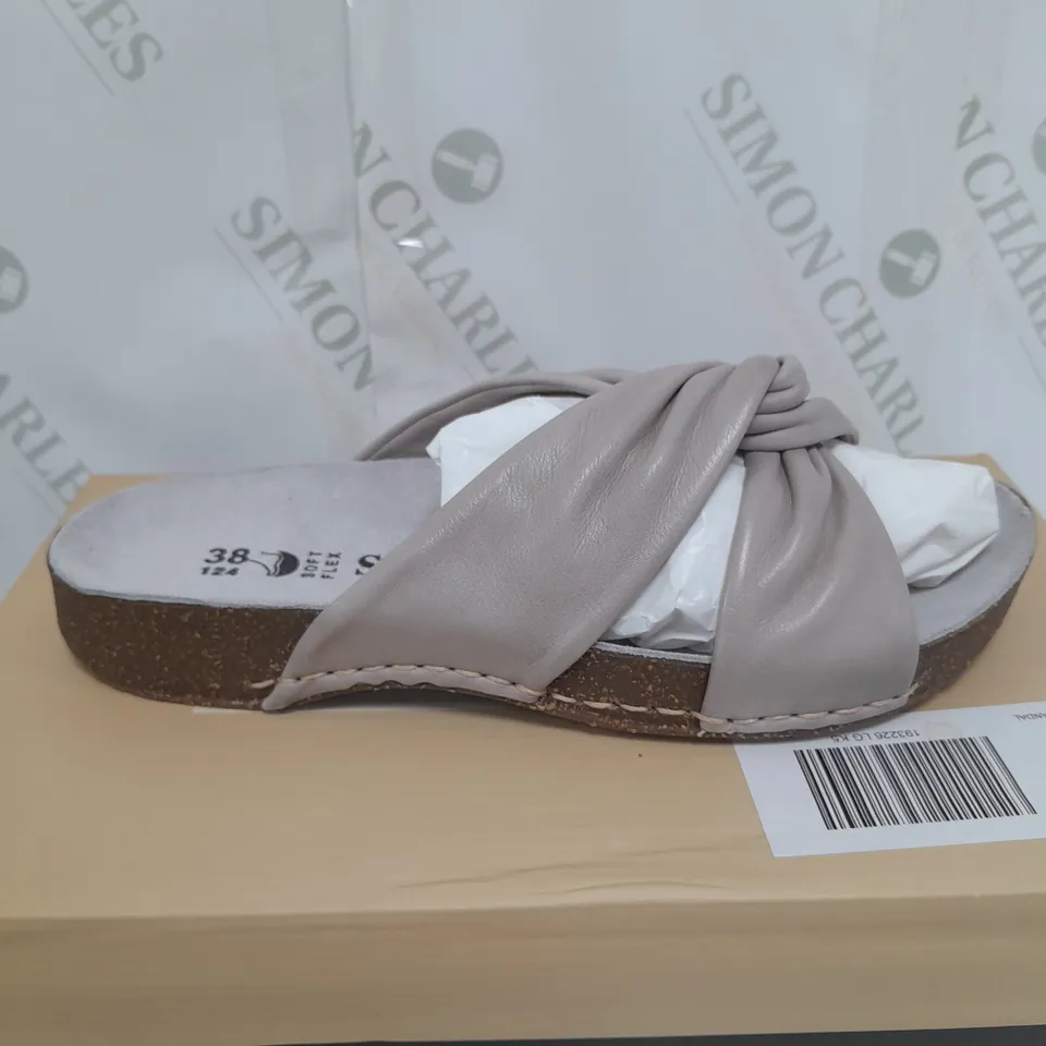 BOXED SHOON LIGHT GREY LEATHER SANDAL - SIZE 5