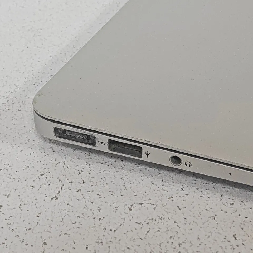 UNBOXED APPLE MACBOOK AIR I-7 8GB/256GB IN SILVER - A1466