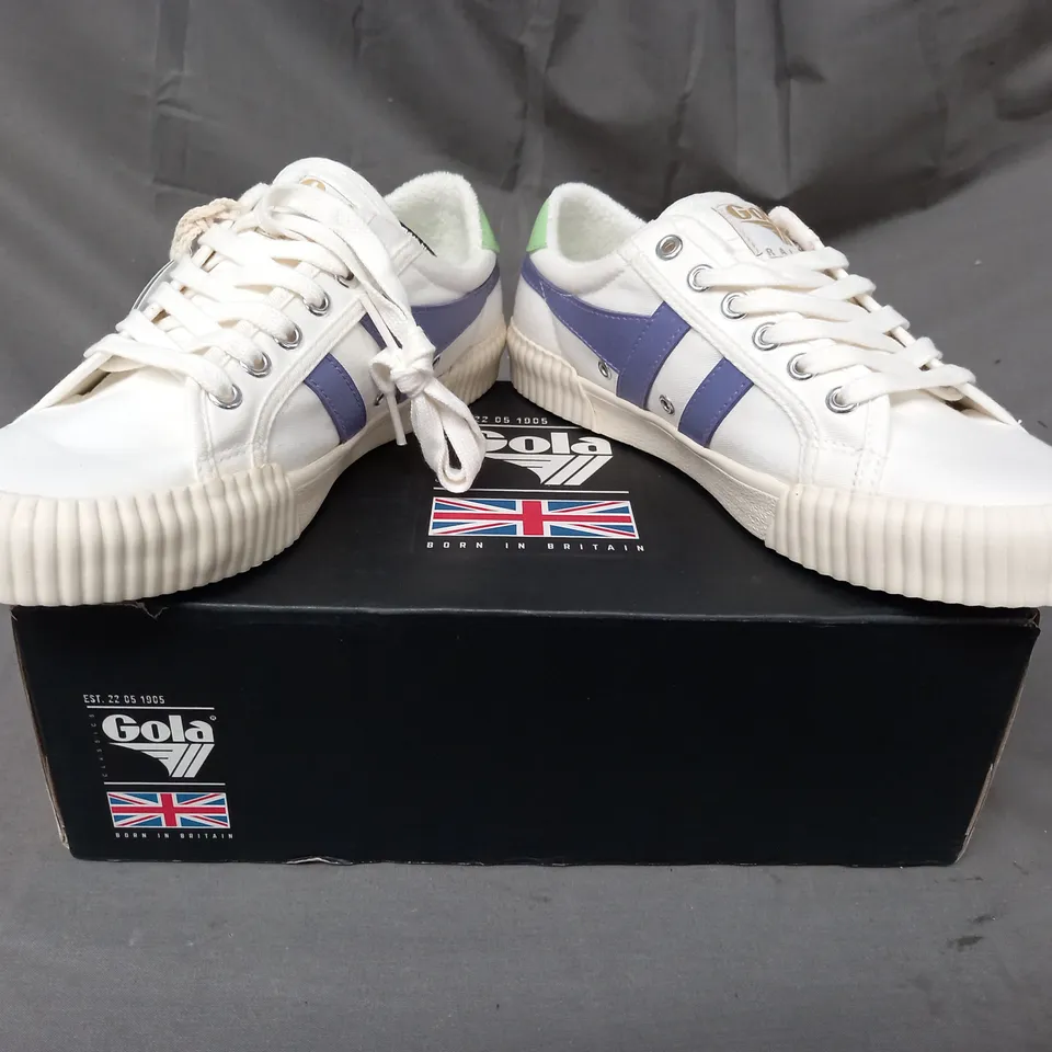 BOXED PAIR OF GOLA RALLY SHOES IN WHITE/LAVENDER/PATINA GREEN UK SIZE 6