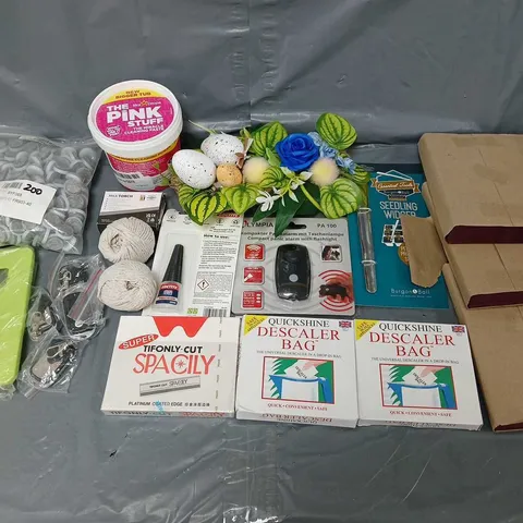 APPROXIMATELY 10 ASSORTED HOUSEHOLD ITEMS TO INCLUDE - THE PINK STUFF, ENVELOPES, AND DESCALER BAGS ETC.