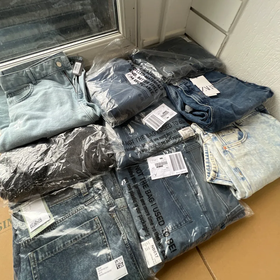 LOT OF ASSORTED JEANS TO INCLUDE ZARA, H&M AND PRETTY LITTLE THING