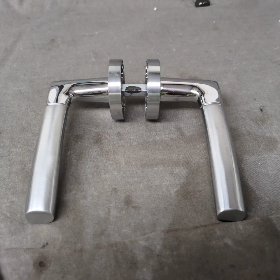 BOXED FLOW COLUMBA LEVER ON ROSE DOOR HANDLE SET – PCP-SCP FINISH