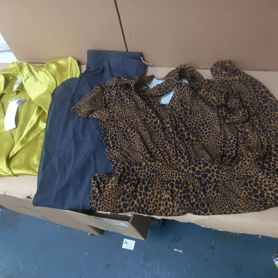 BOX OF 14 ASSORTED CLOTHING ITEMS TO INCLUDE: LEOPARD JUMPSUIT, WYNNE LAYERS BOTTOMS ETC
