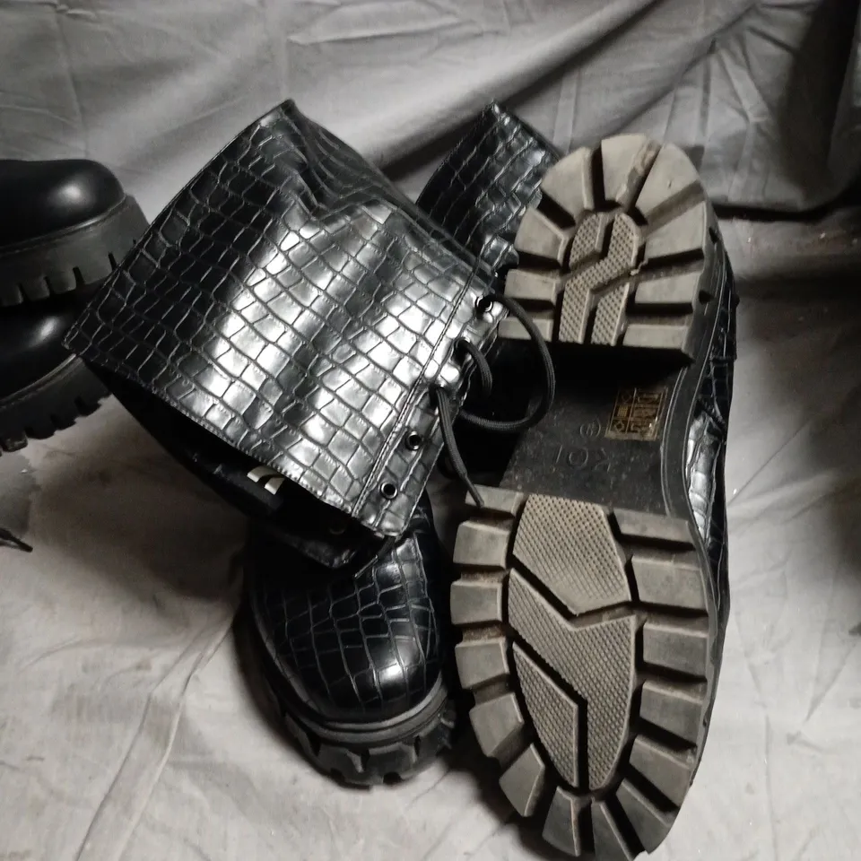 KOI BLACK CROCODILE-EMBOSSED KNEE-HIGH LACE-UP BOOTS WITH CHUNKY LUG SOLE - UK SIZE 9 