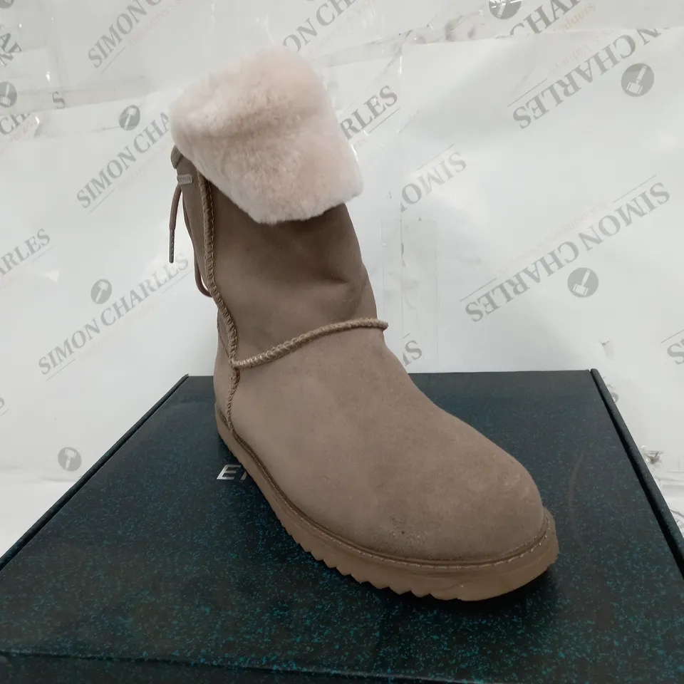 BOXED PAIR OF EMU AUSTRALIA BIRDWOOD WATERPROOF SHEEPSKIN BOOTS IN MUSHROOM UK SIZE 7