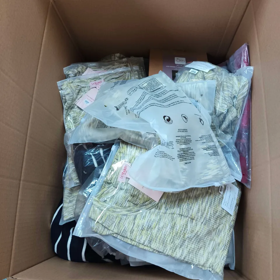 BOX OF APPROXIMATELY 20 ASSORTED ITEMS TO INCLUDE PINK KNITTED JUMPER, BLUE/WHITE KNITTED JUMPER, SET OF 2 CANDLES ETC
