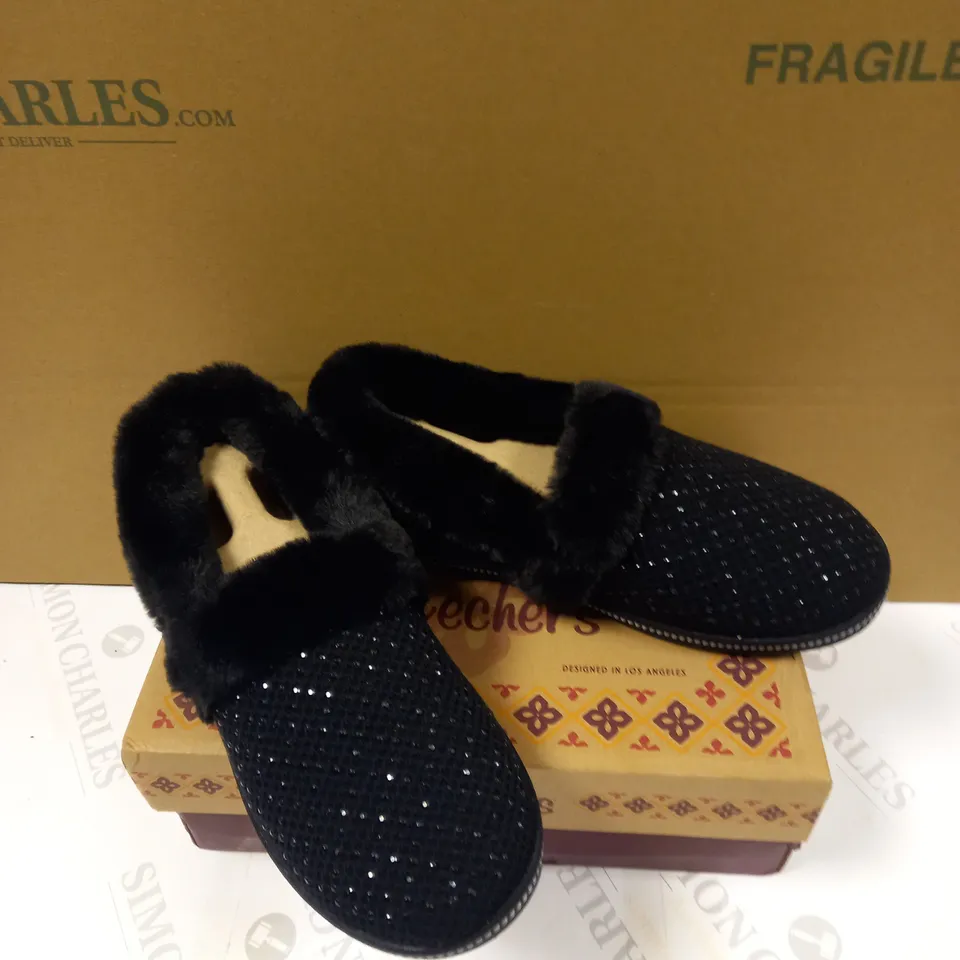 SKECHERS COZY SLIPPER BLACK - SIZE 6