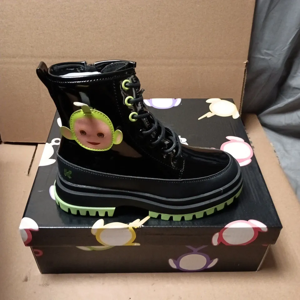 BOXED PAIR OF KOI TUBBYTRONIC KIDZ DIPSY HEAD BOOTS - KIDS UK SIZE 13