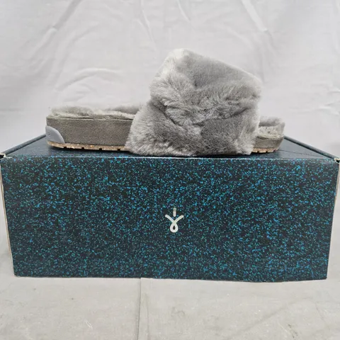 BOXED PAIR OF EMU AUSTRALIA MUSICA SLIPPER SANDALS IN GREY SIZE UK 5