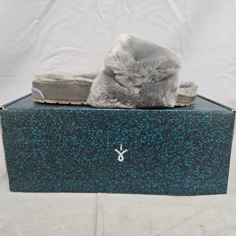 BOXED PAIR OF EMU AUSTRALIA MUSICA SLIPPER SANDALS IN GREY SIZE UK 5
