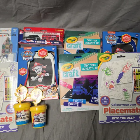 LOT OF ASSORTED TOYS AND GAMES TO INCLUDE CRAYOLA PAINT STICK, PAW PATROL MOBILE LIGHT PAD, CRAYOLA PLACEMATS