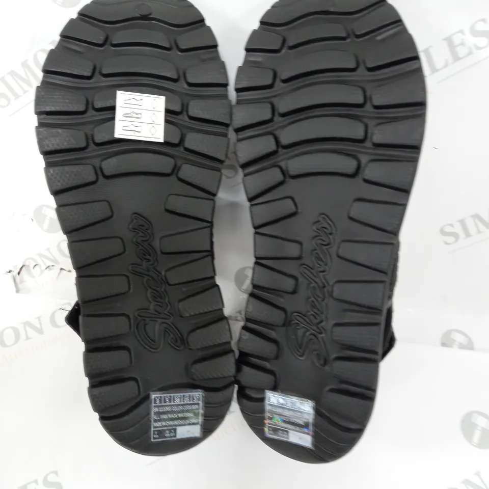 BOXED PAIR OF SKETCHERS PARTY SANDAL IN BLACK SIZE 5