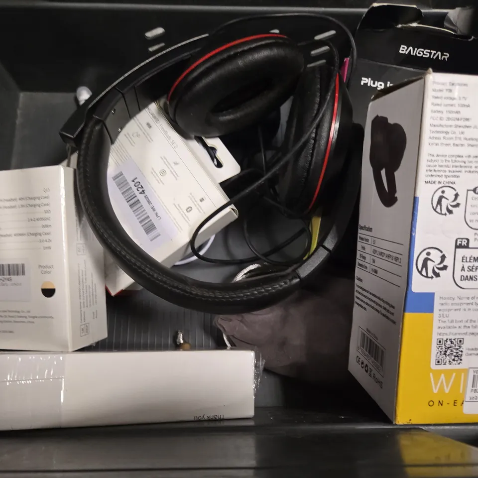 TOTE OF APPROXIMATELY 13 ASSORTED ITEMS TO INCLUDE - DASOUND EARPHONES , WIRELESS EARBUDS , HP TRUE WIRELESS HEADPHONES ETC